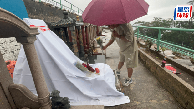 Beyond黄家驹墓被毁｜深圳歌迷感痛心费解，冒雨献花致敬