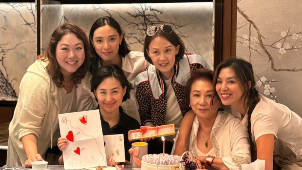 群星晒家庭照应节！何超琼获“女儿”表爱意，胡杏儿被三子六手按摩