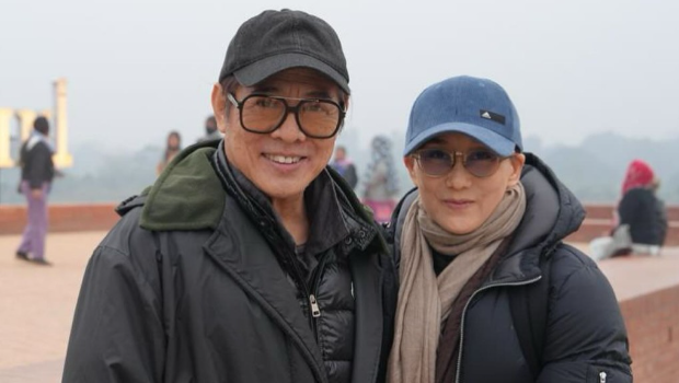 李连杰62岁爱妻利智近照罕曝光！1月流出相暴瘦似男人