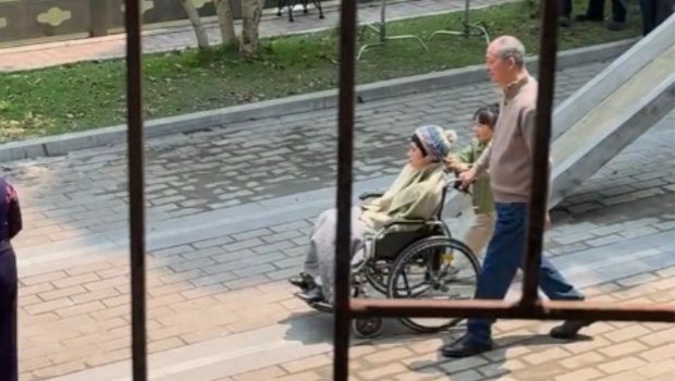 阿娇钟欣潼“一脸病容”突坐轮椅？粉丝目击惨况：快不行了