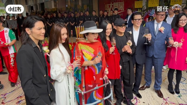 李连杰父女撑向太澳门新店开幕，干女儿地位超然向佐夫妇靠边站