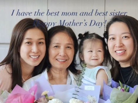 钟嘉欣晒三代同堂照！家姐罕露面，竟是妹妹结婚大功臣