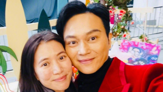 娱圈模范夫妇出巡，老婆Hermès大扫货，不老男神老公驾驶跑车做柴可夫司机
