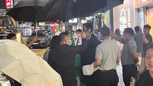 古天乐闹市出伞阵有排场，原来出自大刘保镖