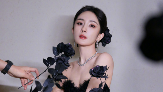 杨幂童年照曝光竟曾是“哨牙”，儿时跟李亚鹏合作