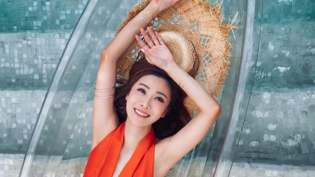 TVB前女星穿浴袍敷面膜于香港机场狂奔，网民：好似癫婆