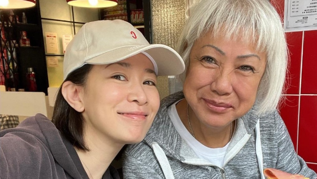 佘诗曼妈妈面色突变撞样罗家英？曾大病险死异乡，回港定居住豪宅