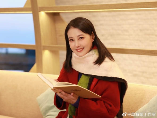 周海媚墓碑疑曝光！刻上周芷若经典造型，两旁摆白狮子相伴
