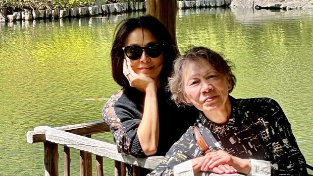 刘嘉玲78岁妈咪气色红润赏樱展优雅美态，一家游日大叹美酒