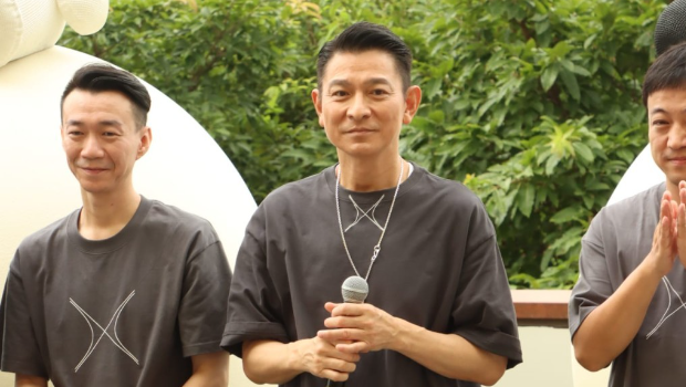 刘德华近照老态龙钟？满头白发兼凸腩飘沧桑感，网民：太拼了