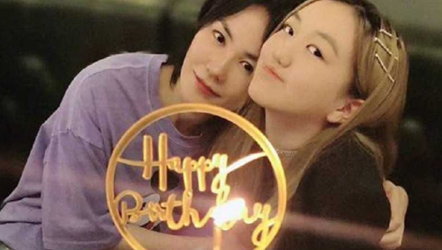 王菲与小女罕同框！17岁李嫣气质追上妈妈，留学举动成焦点