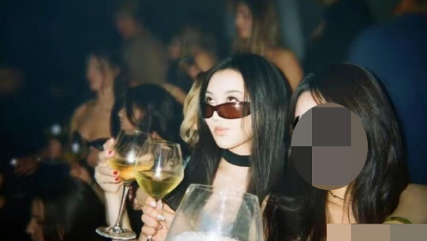 王菲17岁女李嫣近照流出！现身酒会打扮成熟掀热议