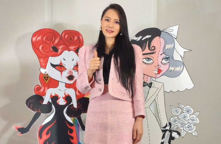 伊能静晒价值破百万粉色精品包， 意外引两派论战