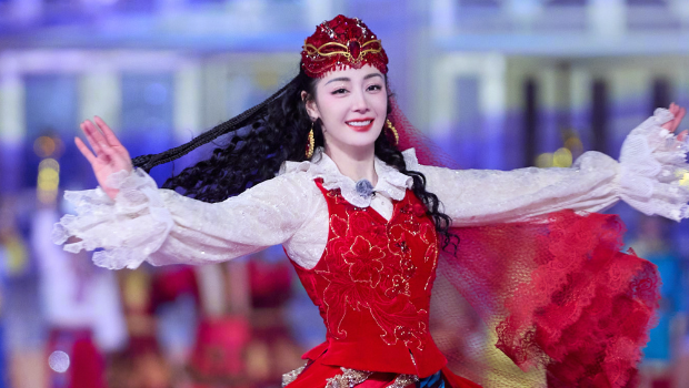 迪丽热巴曝春晚表演摔倒骨裂，没人发现秒起身跳完网大赞