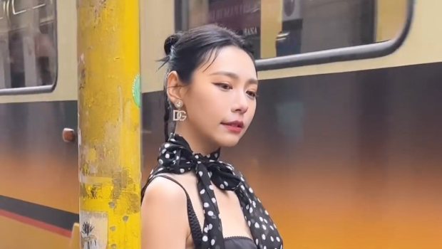 性感女神Bra Top街头拍摄，突被男子冲前抱住，身份曝光
