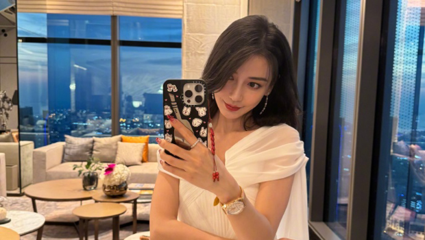 Angelababy遭封杀后首复工，粉色绝美旗袍现身英国引网暴动