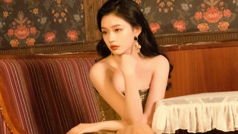 “星女郎”林允撕乖乖牌标签，“新中式旗袍”解放小蛮腰