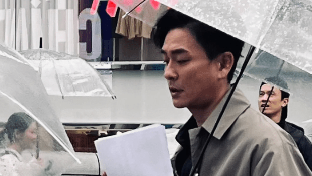 黄宗泽日本街头被捕获，驼背面色发黄，断崖式衰老撞样郑少秋