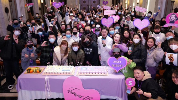 CoCo李玟离世后首个生日纪念日，歌迷汇聚武汉为她祝福