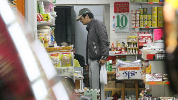 周润发低调买两餸饭掀热议！认真挑拣，网民好奇吃的肥腻？