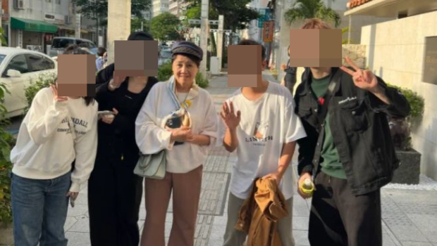 何猷君奚梦瑶两家人同游冲绳，四太与儿媳贵气现身齐晒手袋