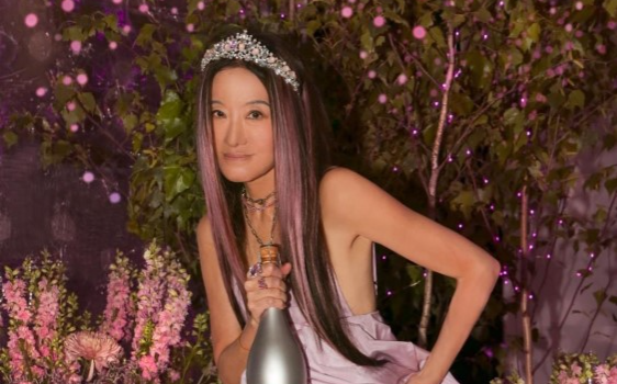 74岁婚纱女王豪宅开Party性感上阵，纤瘦身形再度震惊网民