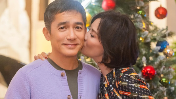 刘嘉玲罕见甜吻梁朝伟，结婚15年恩爱依旧闪瞎网友