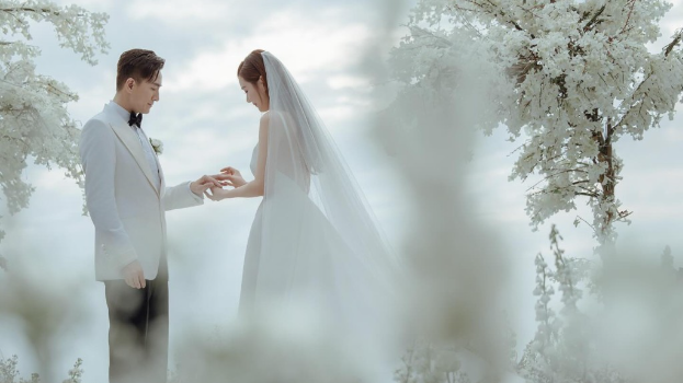 ​马国明汤洛雯完婚！露背婚照曝光，IG留言甜蜜满泻