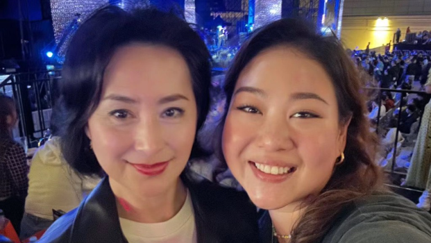 ​何超琼陪百亿干女儿追星，罕以“Rock妹”造型举灯狂扭超狂野