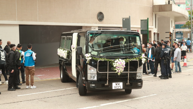 刘德华一家三口悲痛送别亡父，叶德娴两度现身吊唁
