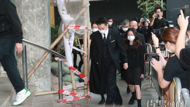 刘德华父亲设灵丨刘德华11岁女刘向蕙成长力惊人！眉头深锁送别爷爷