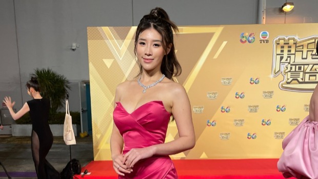 TVB台庆2023丨郭珮文超低胸晚装艳压同届港姐！红毯险跌倒