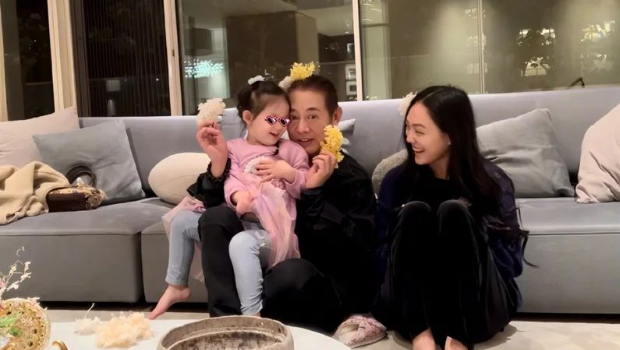60岁李连杰抱向佐3岁女儿父爱大爆发，铁汉柔情博伊人一笑