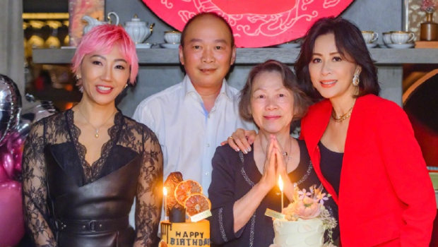 刘嘉玲78岁妈咪白里透红雍容华贵，为母庆生弟媳粉红头抢镜