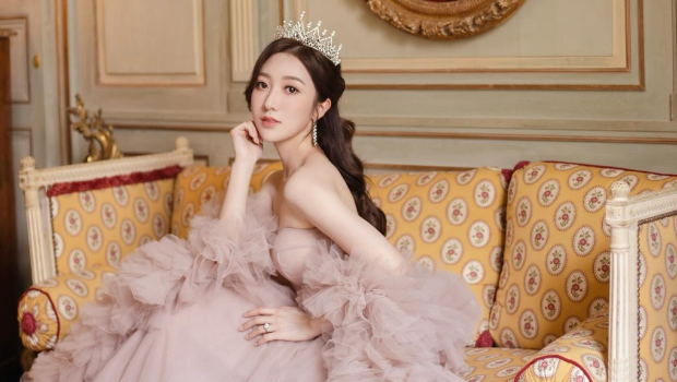港姐何依婷晒梦幻婚纱照，火辣造型丰满上围获封“最美新娘”