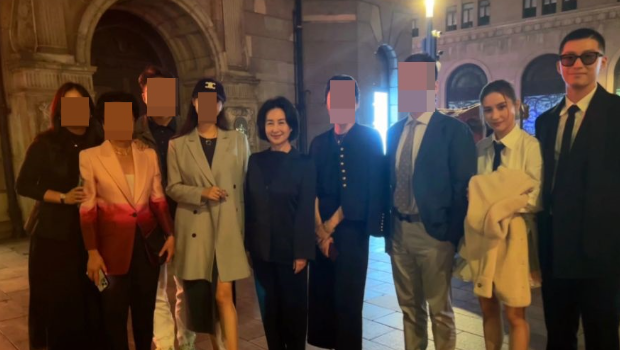 何超莲再与何超琼同场！一举动获赞，两姐妹齐转亲民Look出巡？