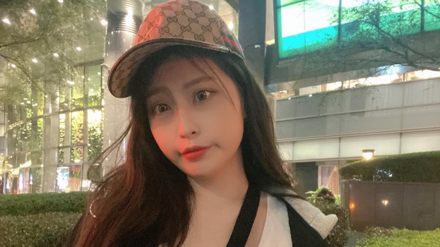 ​台湾网红搭港铁晒行走“胸”器，零上衣车厢内拍性感照极大胆