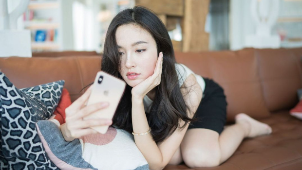 泰国最美变性人与新婚老公旅游，素颜合照女人味越见浓烈
