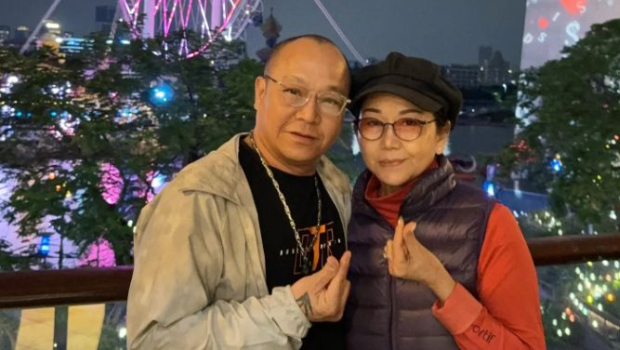 ​“大佬B”吴志雄晒爱妻合照肉麻示爱，竟遭网民贴一张照片破坏气氛