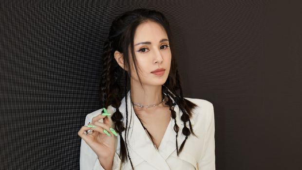 李若彤深V低到肚脐！手臂肌肉极结实，长发Look惊变女鬼样