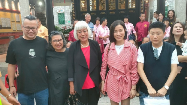 ​佘诗曼偕潮妈回乡祭祖认真架势！万人空巷列队欢迎