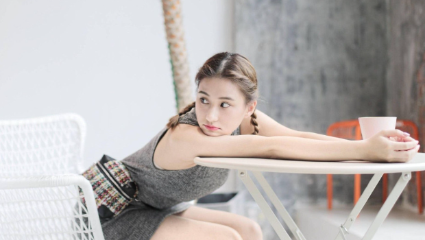 ​何超莲独自现身铜锣湾逛街，与窦骁婚后首合体出席活动黑面分开坐？
