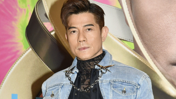 郭富城路边等车竟被嘲似老人？网民激赞封“四大天王之首”