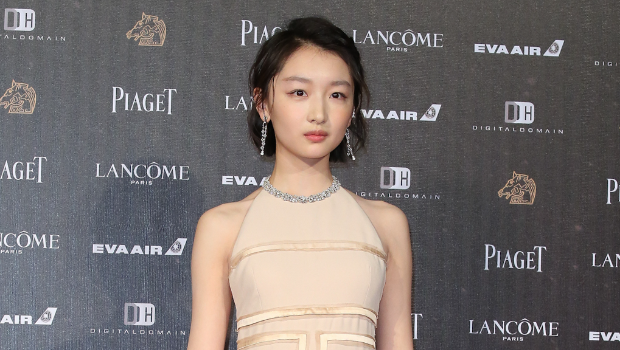 ​周冬雨现身影展大露侧胸、美背，“胸下纹身罕曝光”惊艳网
