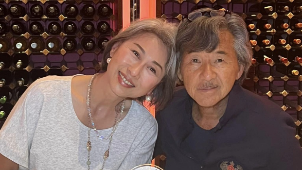 ​叶蒨文戴20元珠珍耳环贵气涌现，提早庆生与林子祥切蛋糕