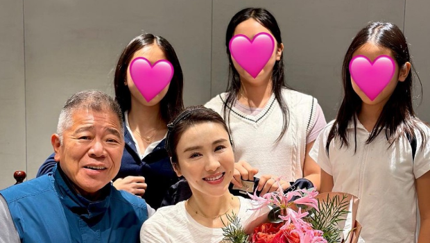 黎姿52岁生日夫妻甜笑放闪！15字回复曾传不和女星揭真实关系