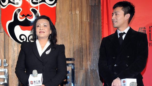 张兰直播汪小菲意外现身，躲镜头惊喊不能露脸真相曝光